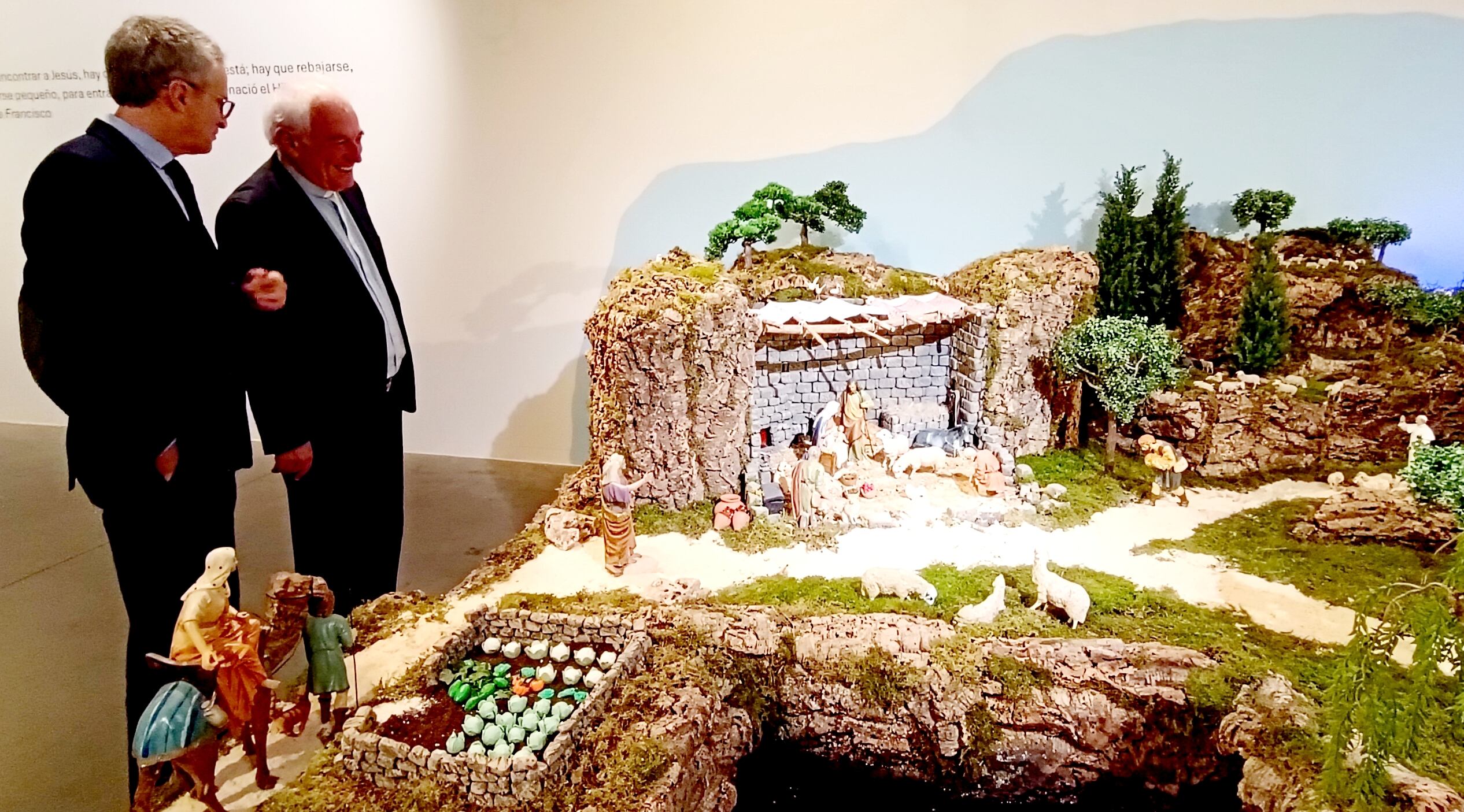Belén monumental Fundación Círculo, observado por su presidente, Emilio de Domingo, y Andrés Picón, del Círculo Católico