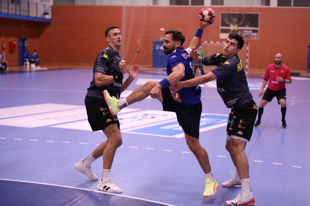 Feutchmann intenta un lanzamiento ante la oposición de Donlin y Pedro Martínez