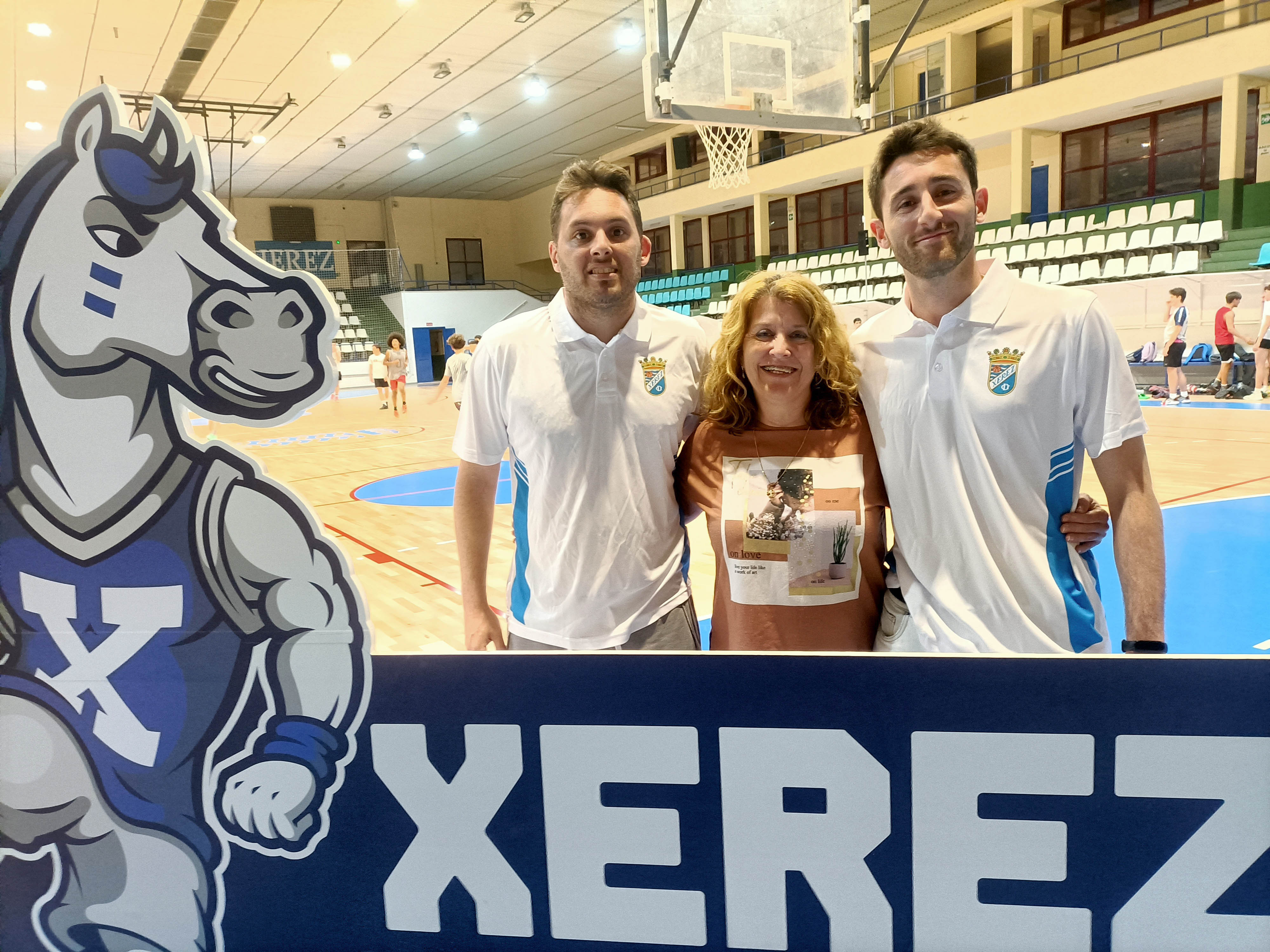 Los dos nuevos técnicos del Baloncesto XCD junto a la presidenta