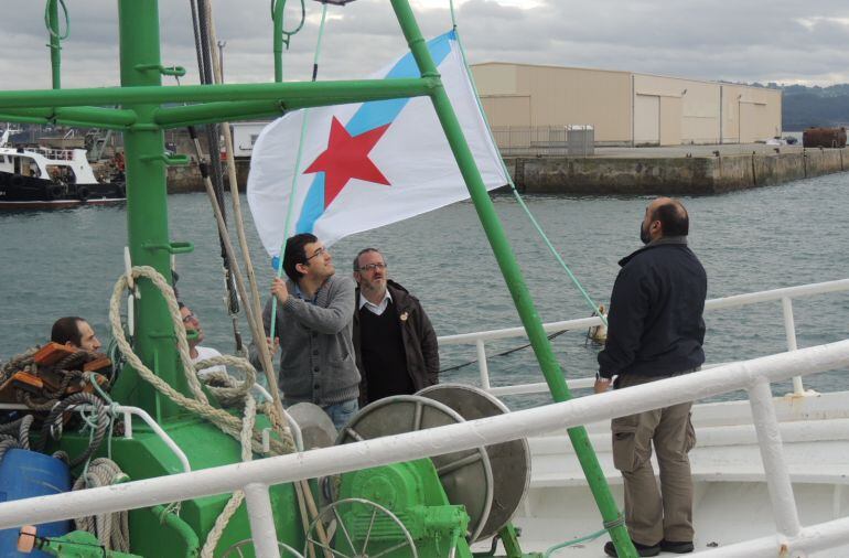 El candidato de Nós por A Coruña, Carlos Callón, en un barco del cerco en Sada