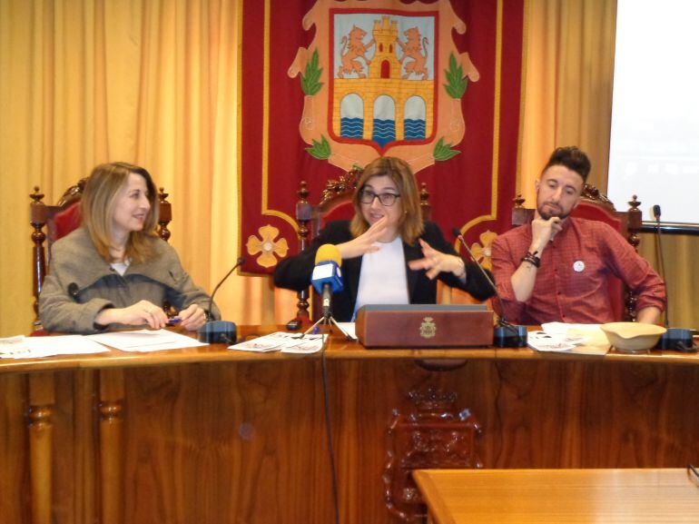 Celia Bombín, concejal de Innovación, Raquel González (en el centro), allcaldesa, y David Izquierdo, promotor del proyecto