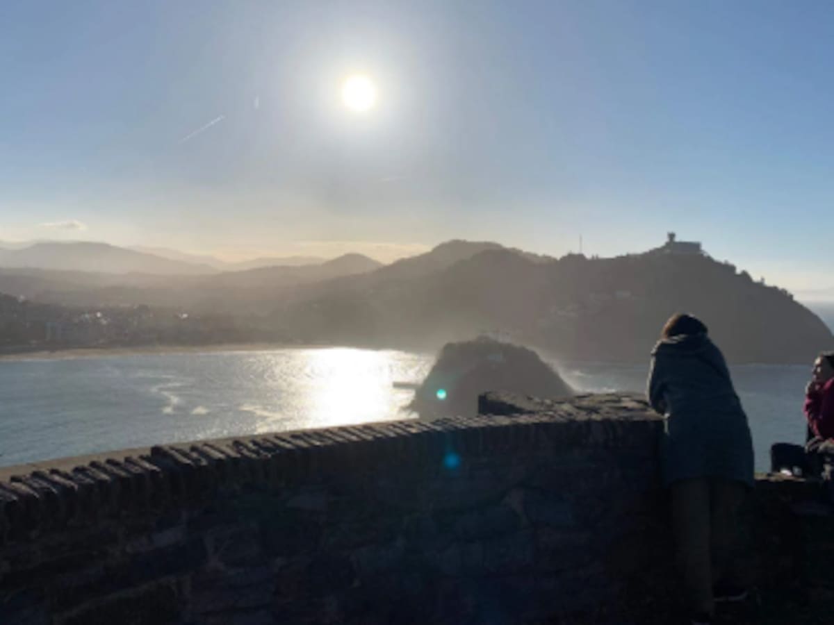 Los Greeters en San Sebastián, primera ciudad del Estado con vecinos organizados que enseñan la ciudad desde una mirada local