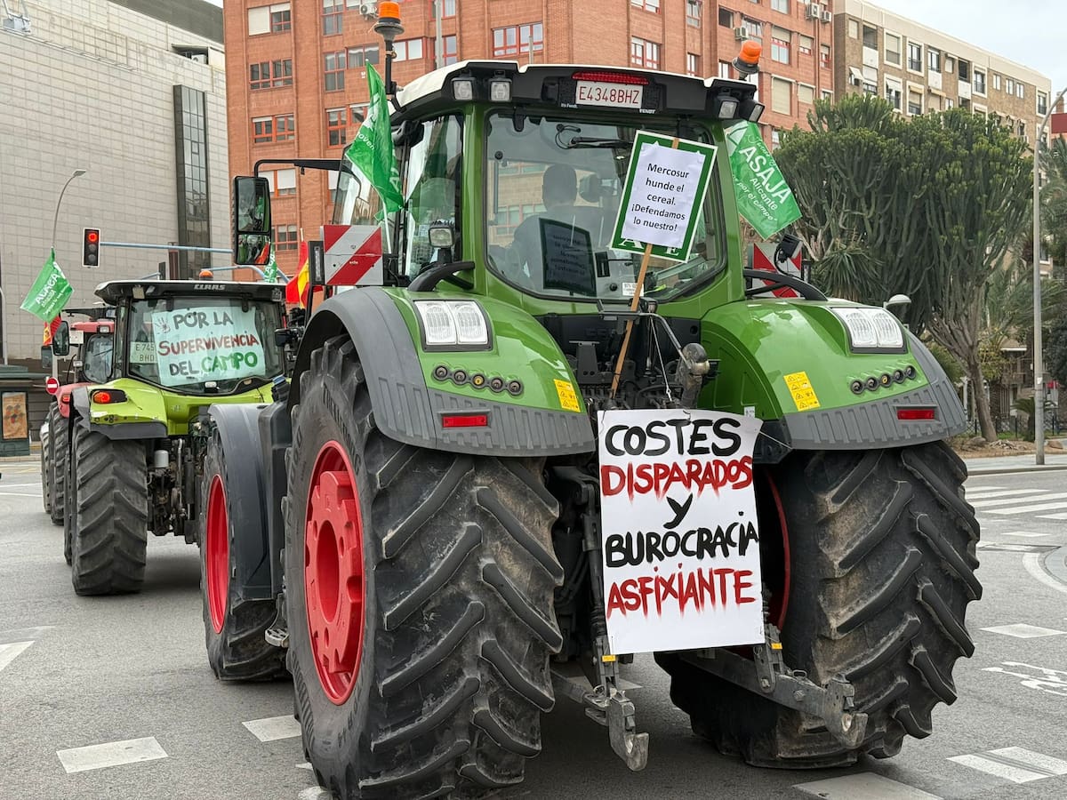 Cerca de 200 tractores colapsan el centro de Alicante como protesta por las políticas agrarias de la UE: "nos están ahogando vivos"