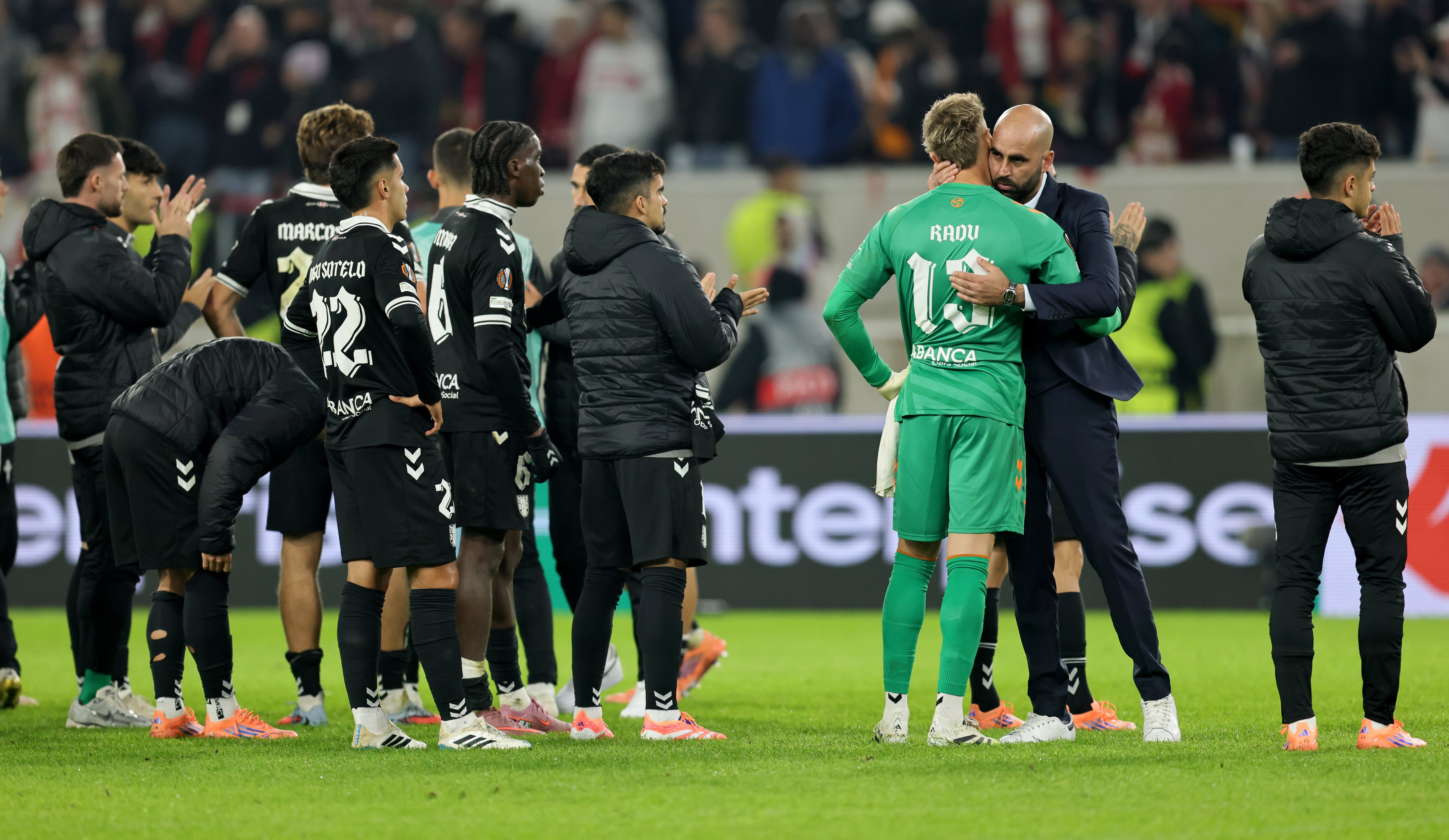 STUTTGART (Germany), 25/09/2025.- Players of Vigo react after the UEFA Europa League league phase match between VfB Stuttgart and Celta Vigo, in Stuttgart, Germany, 25 September 2025. (Alemania) EFE/EPA/RONALD WITTEK