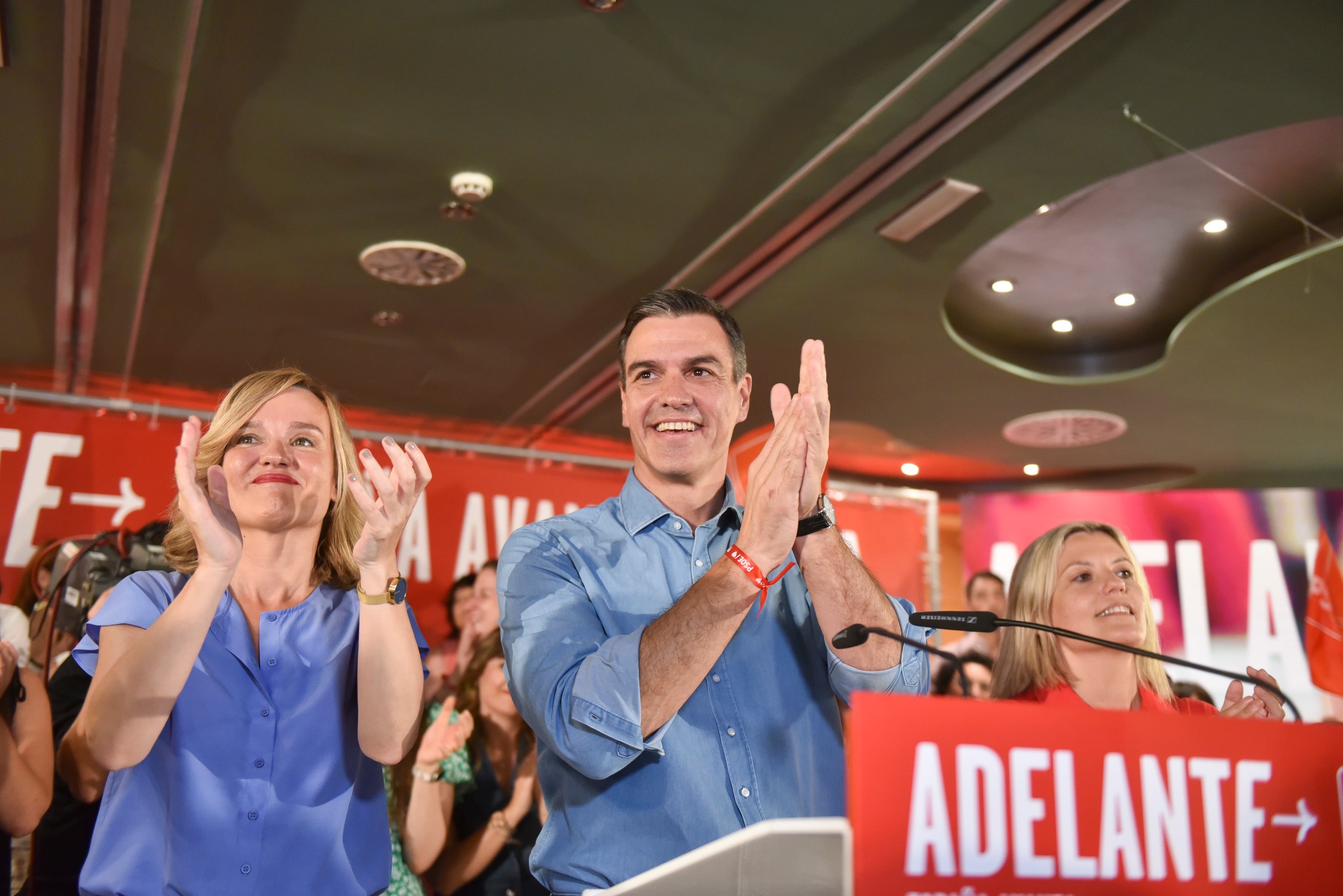 Pilar Alegría y Pedro Sánchez durante un acto