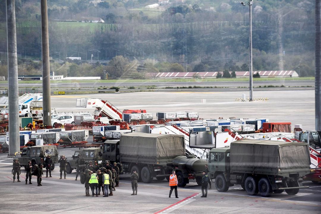 Helicópteros y camiones del Ejército han llegado este domingo al aeropuerto de Bilbao, en Loiu, para desinfectar sus instalaciones y evitar contagios del coronavirus