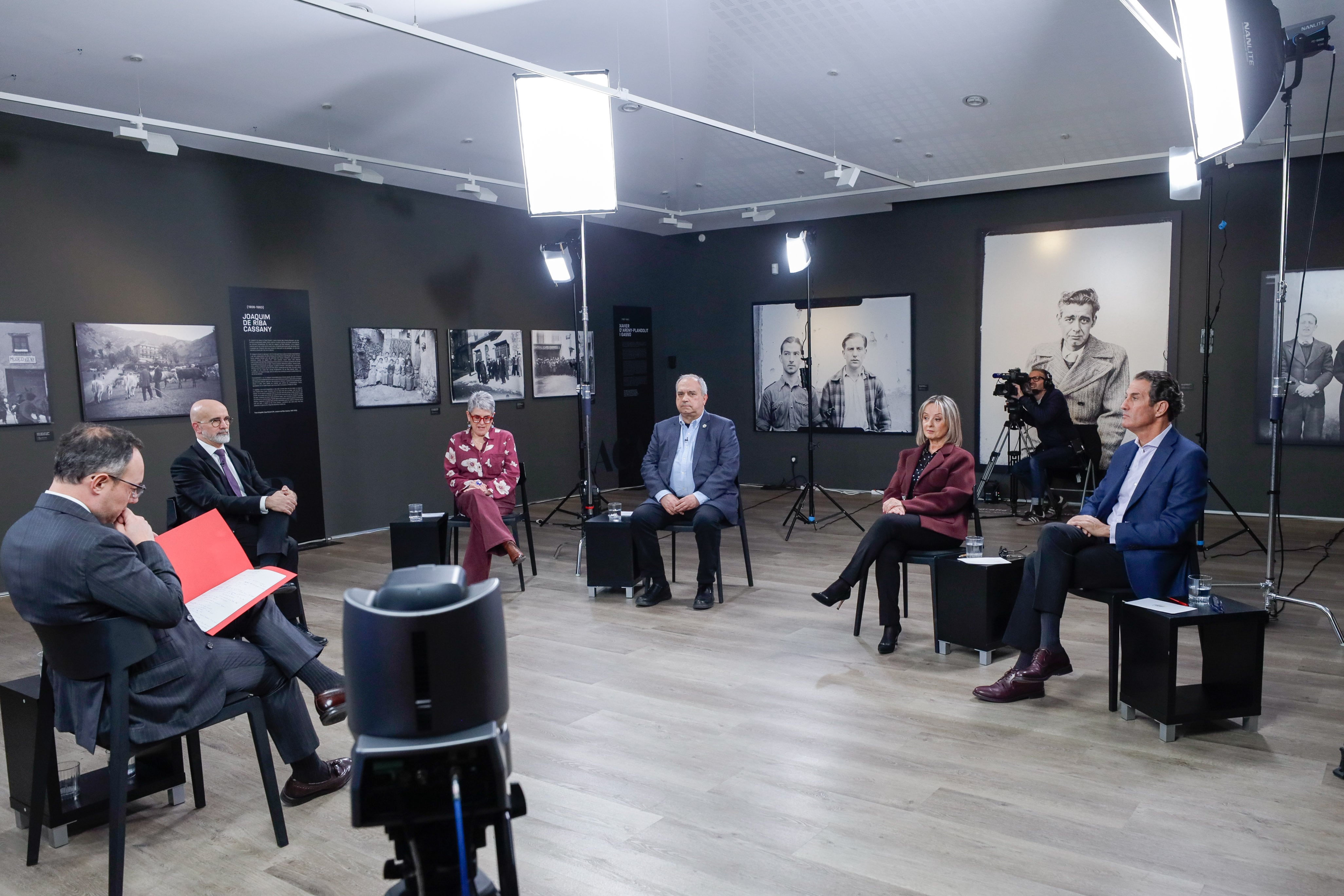 Xavier Espot amb els membres de la Visura Ciutadana abans de començar el programa, El cap de Govern respon