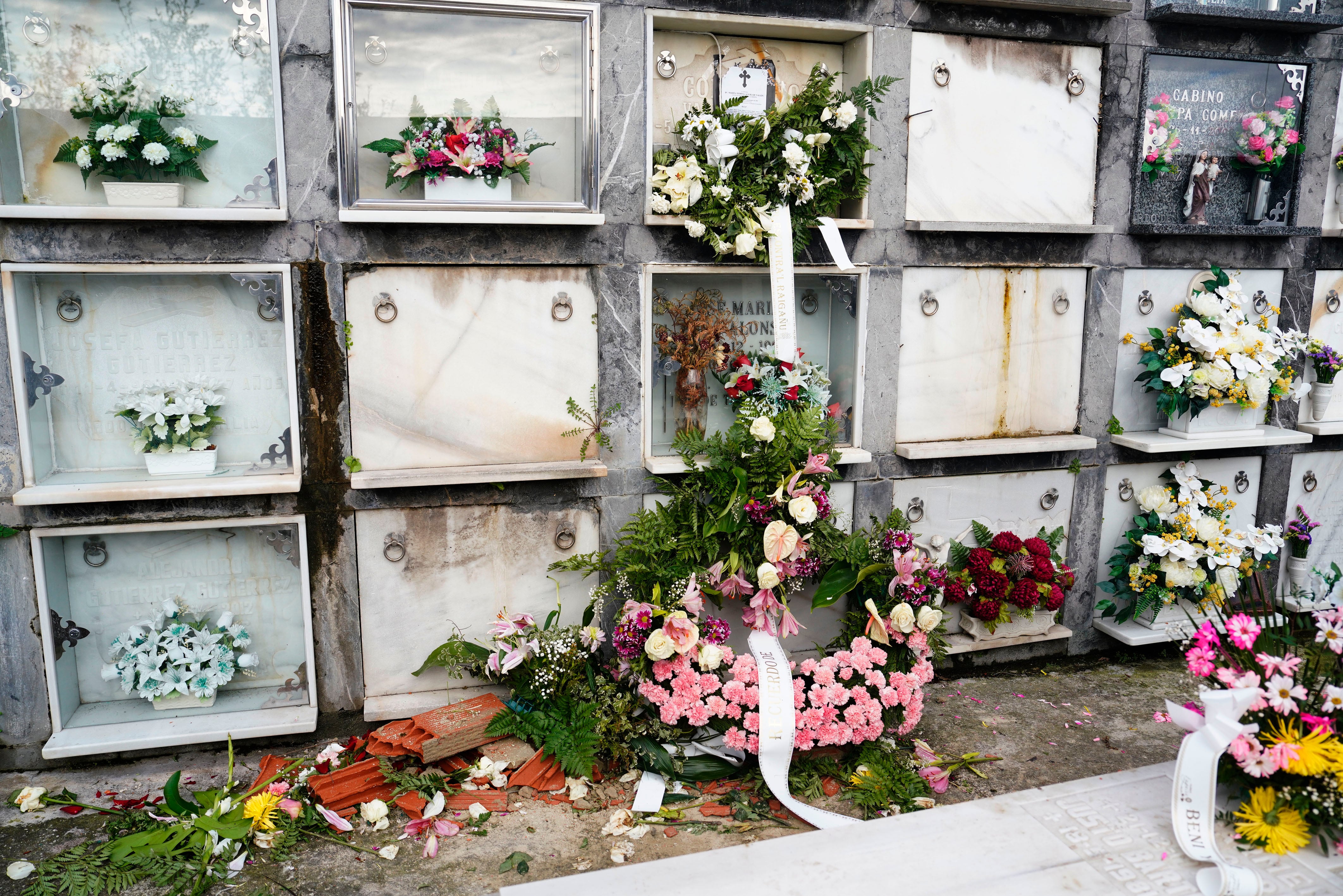 Vista de la lápida donde yacía el ataúd de la madre del hombre detenido en Avilés el pasado sábado, tras extraerlo del cementerio de La Carriona y llevarlo a su domicilio.