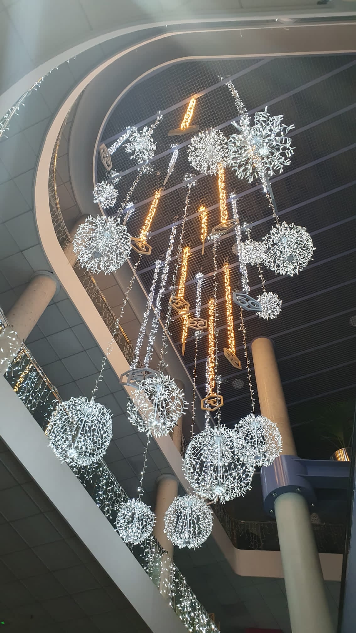 Decoración navideña en el Centro Comercial Ferri