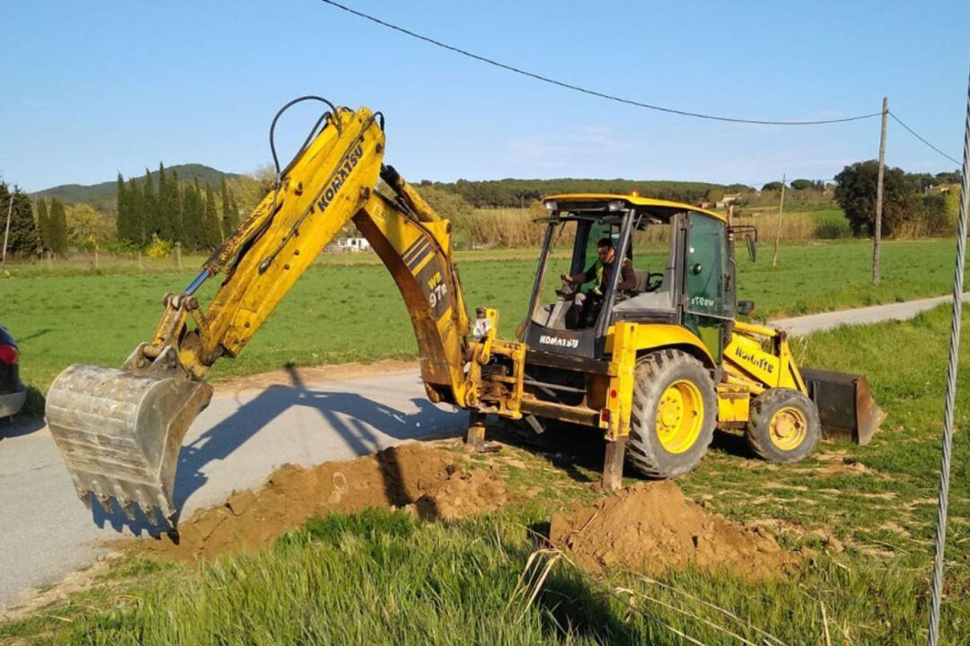 Una de les màquines treballant en les obres prèvies a l'allargament de la C-32
