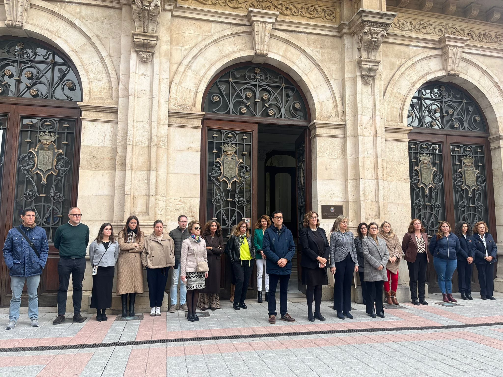 Minuto de silencio a las puertas de la Diputación de Palencia por las víctimas de la DANA en Valencia