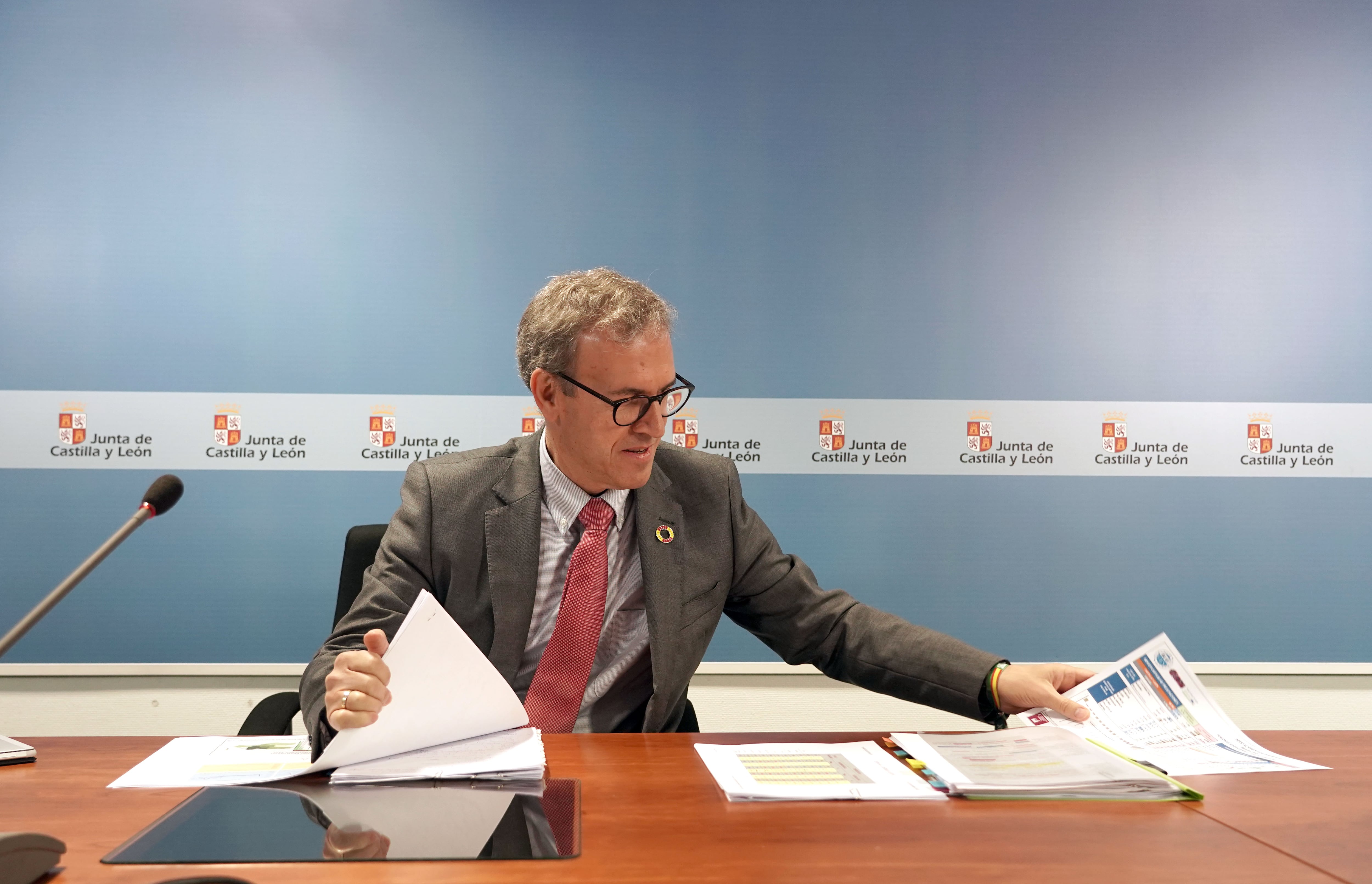 El consejero de Industria, Comercio y Empleo, Mariano Veganzones, cuestionado