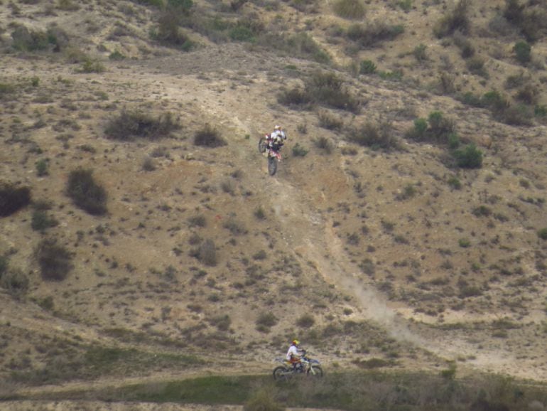 Motos de trial en la zona del pantano