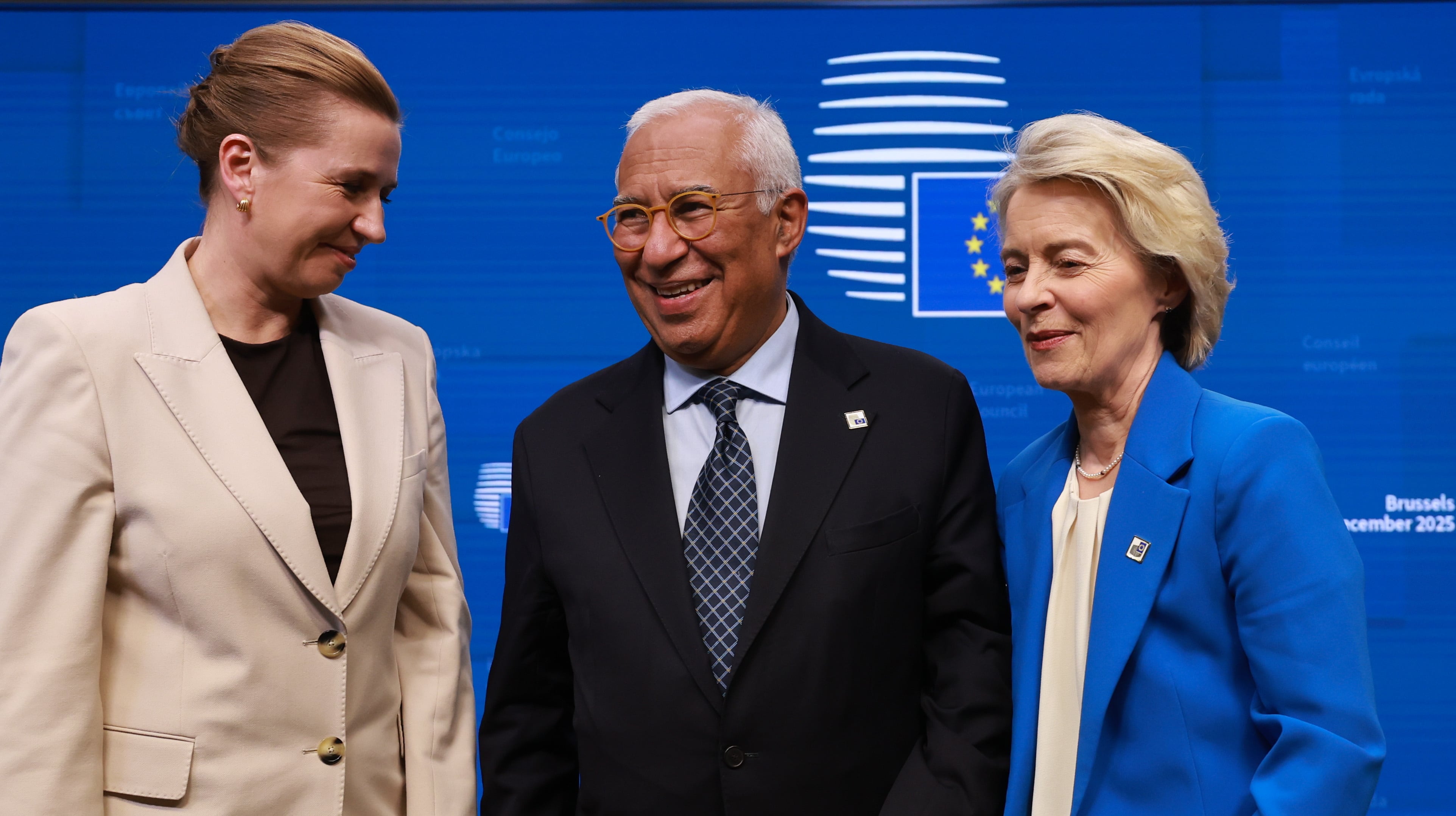 La primera ministra de Dinamarca, Mette Frederiksen, el presidente del Consejo Europeo, Antonio Costa, y la presidenta de la Comisión Europea, Ursula von der Leyen, al final de la cumbre de la UE en Bruselas.
