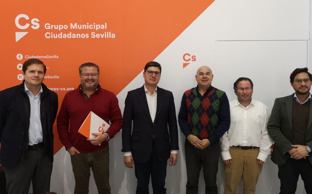 El portavoz municipal de Ciudadanos, Álvaro Pimentel, en el centro de la imagen junto al presidente de la Asociación Gremial de Arte Sacro de Sevilla, Francisco Carrera &#039;Paquili&#039;, y otros representantes del sector