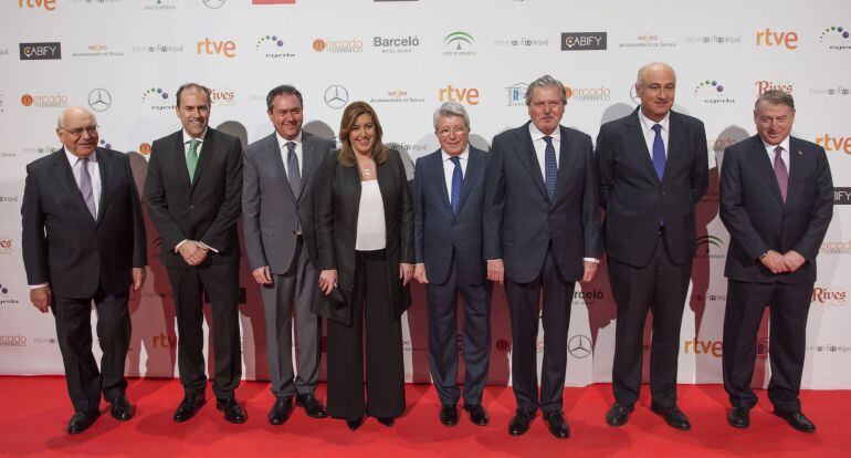 Solo una mujer, la presidenta de la Junta de Andalucía, Susana Díaz, entre la foto de los políticos que asistieron a los premios Forqué.