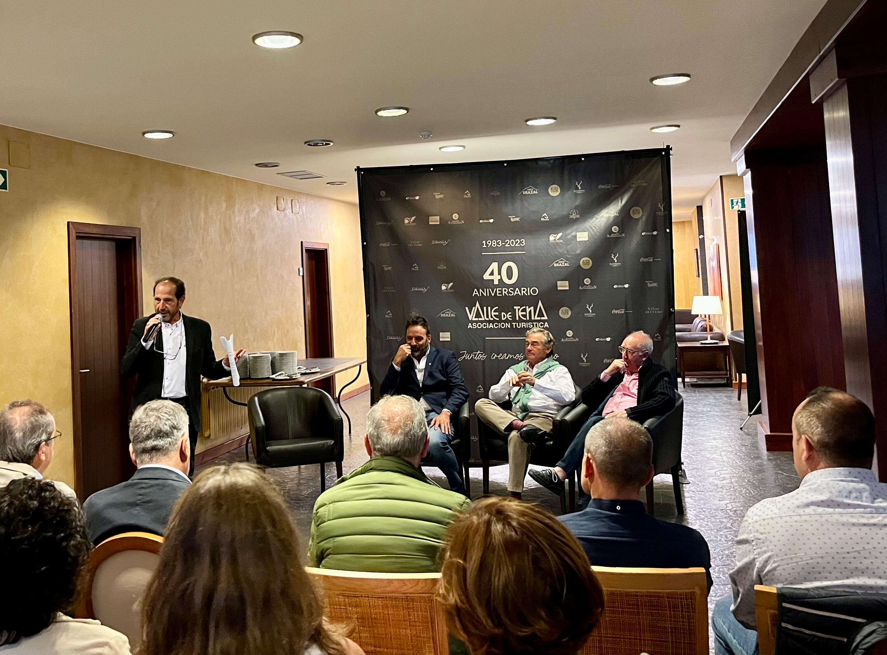 El acto congregó a personalidades del sector empresarial del Valle de Tena durante estos 40 años