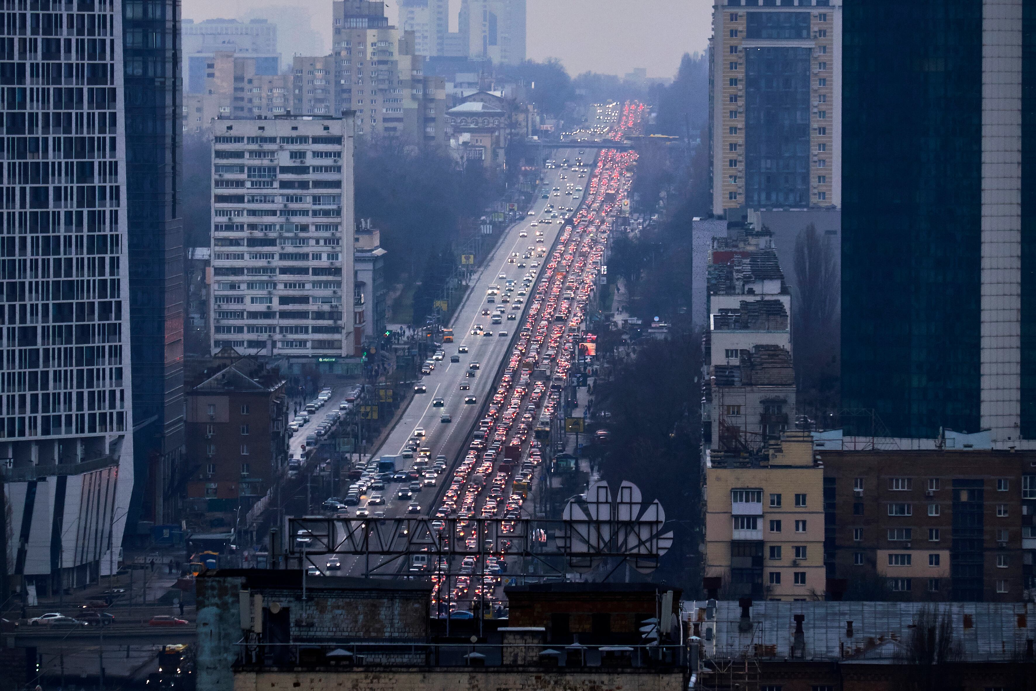 Habitantes de Kiev abandonan la ciudad ante el ataque ruso a Ucrania.