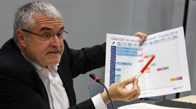 El director general de la Agència de Salut Pública de Cataluña, Antoni Mateu, con el calendario de vacunaciones.