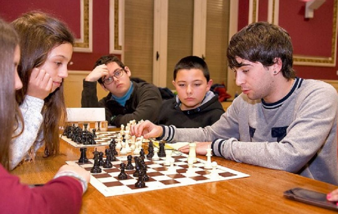 Participantes en uno de los campeonatos de ajedrez celebrados en Cantabria.