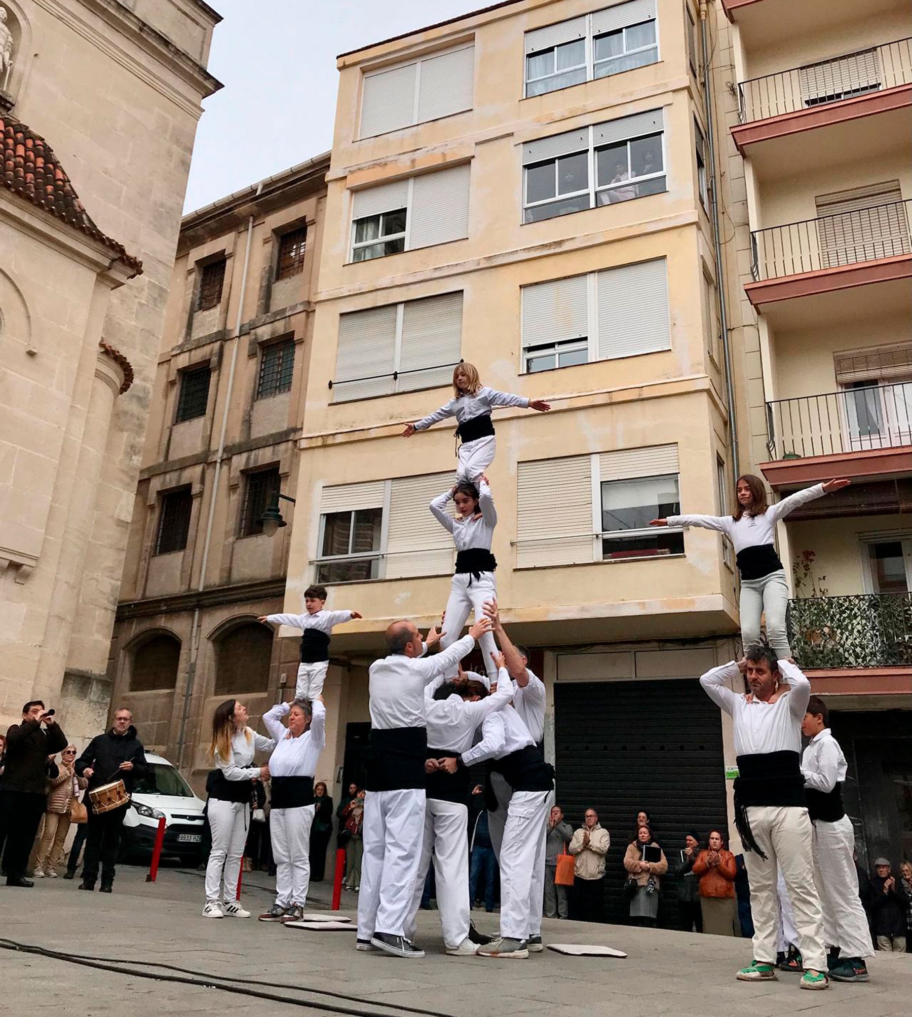 Un instant de la participació de Lluís Torró i Hiroshi Fujii junt a la colla Penyeta Blanca de Cocentaina