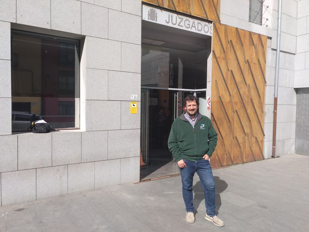 Juan Carlos Atienza, miembro de Seo Birdlife, a la puerta de los juzgados de Ávila