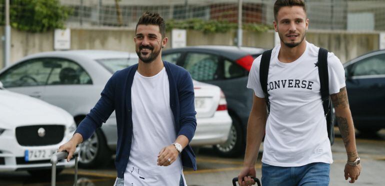 David Villa llega a la concentración de la selección con Saúl Níguez.