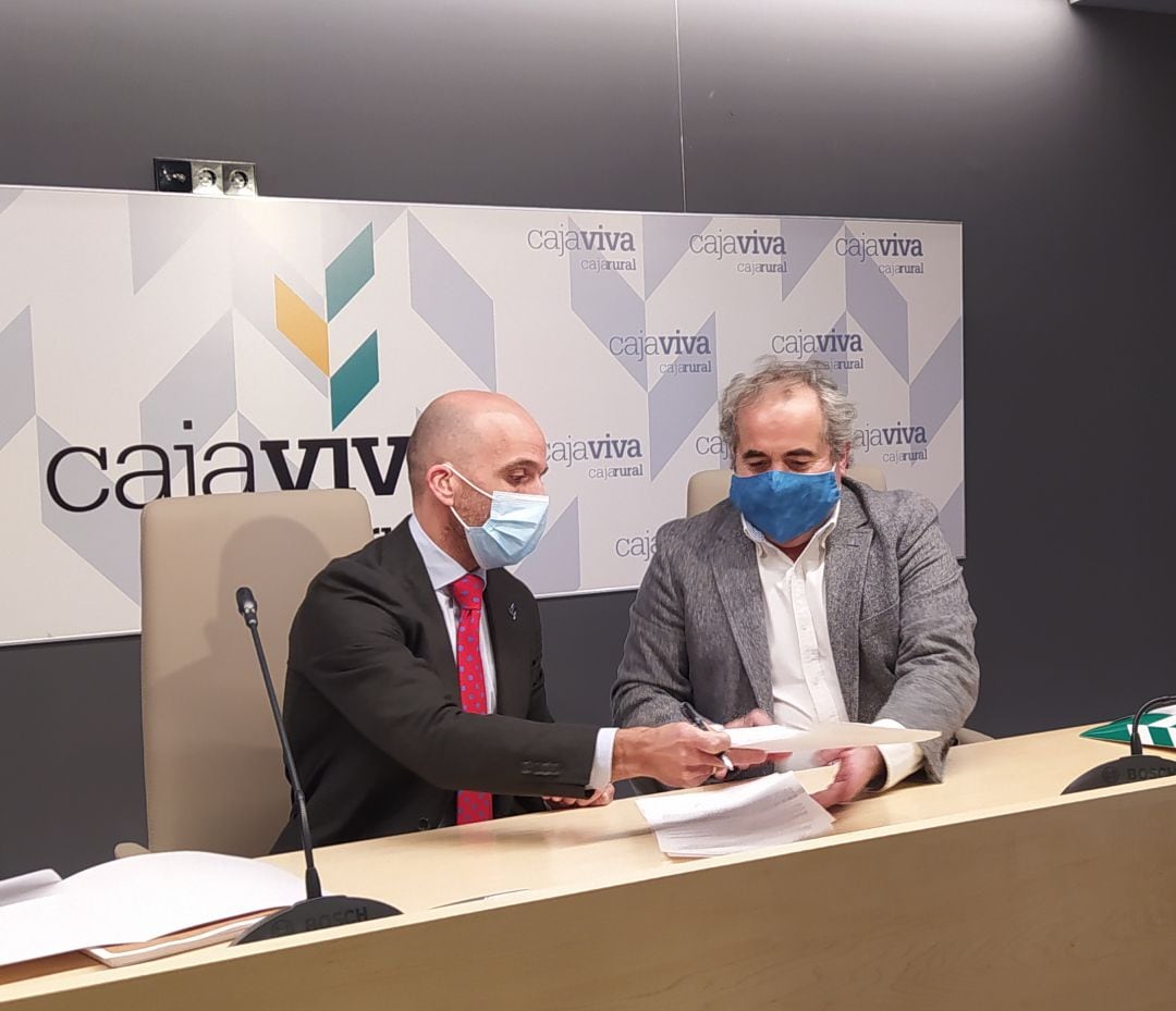 El presidente de la IGP Morcilla de Burgos, Roberto Da Silva (dcha) firma el convenio con el director del área de negocio de Caja Viva Caja Rural, Javier Casado