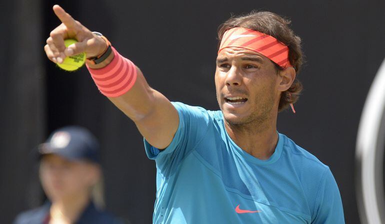 Nadal señala durante la final de Stuttgart