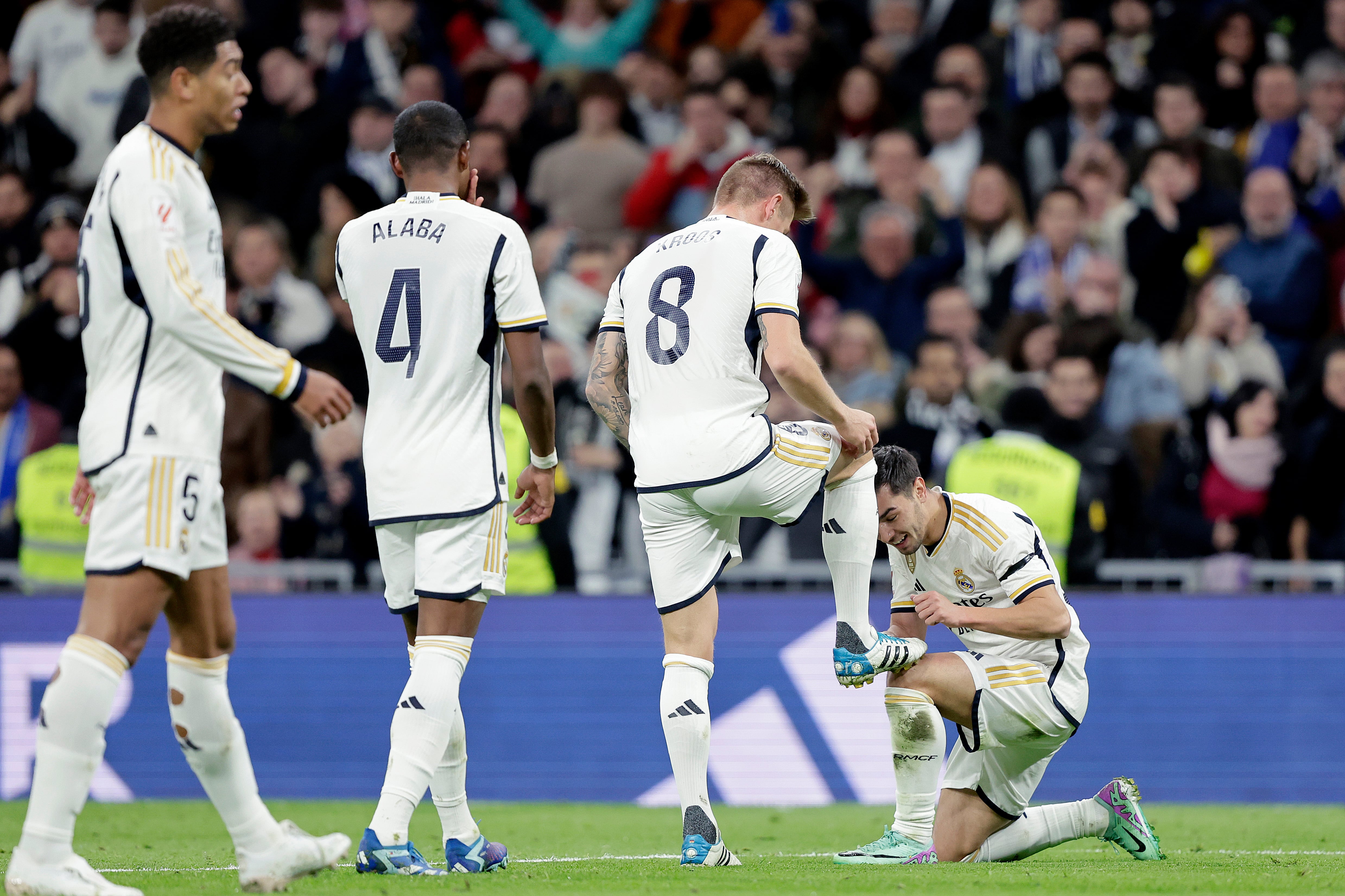 Brahim Díaz agradece la asistencia a Toni Kroos durante la celebración.