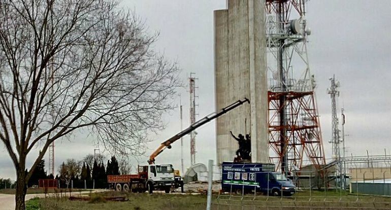 Una grúa desmonta la escultura dedicada a Onésimo Redondo en el cerro de San Cristóbal