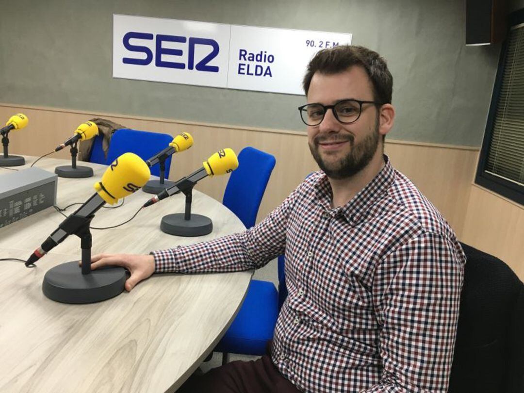 Fernando Portillo en una visita a Radio Elda Cadena SER