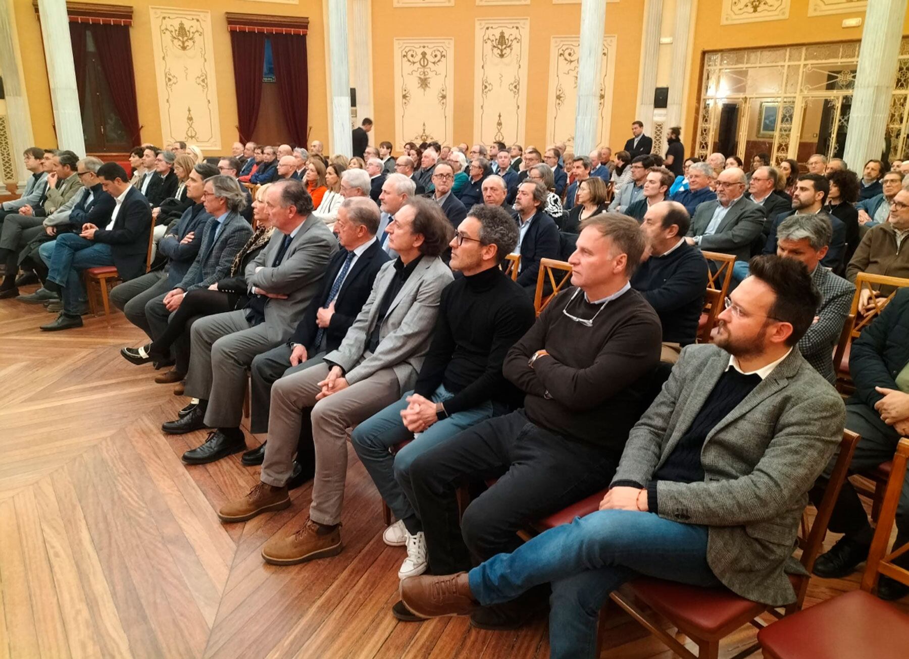 El Salón Rotonda del Círculo Industrial de Alcoy se ha llenado para escuchar al presidente de ATEVAL y de CIE, Pepe Serna