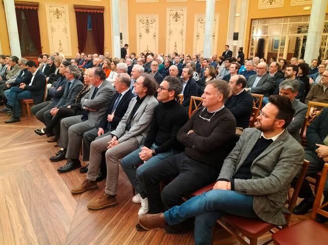 El Salón Rotonda del Círculo Industrial de Alcoy se ha llenado para escuchar al presidente de ATEVAL y de CIE, Pepe Serna