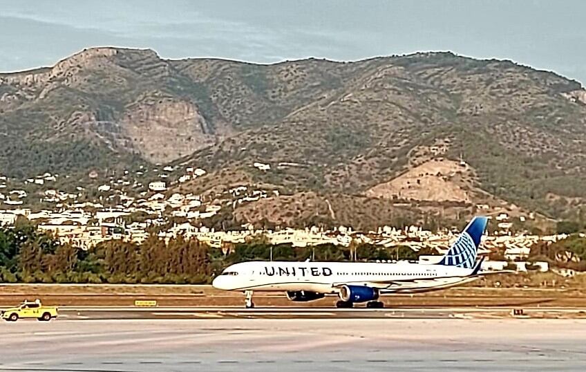 El avión inaugural que ha aterrizado este jueves en el Aeropuerto de Málaga-Costa del Sol