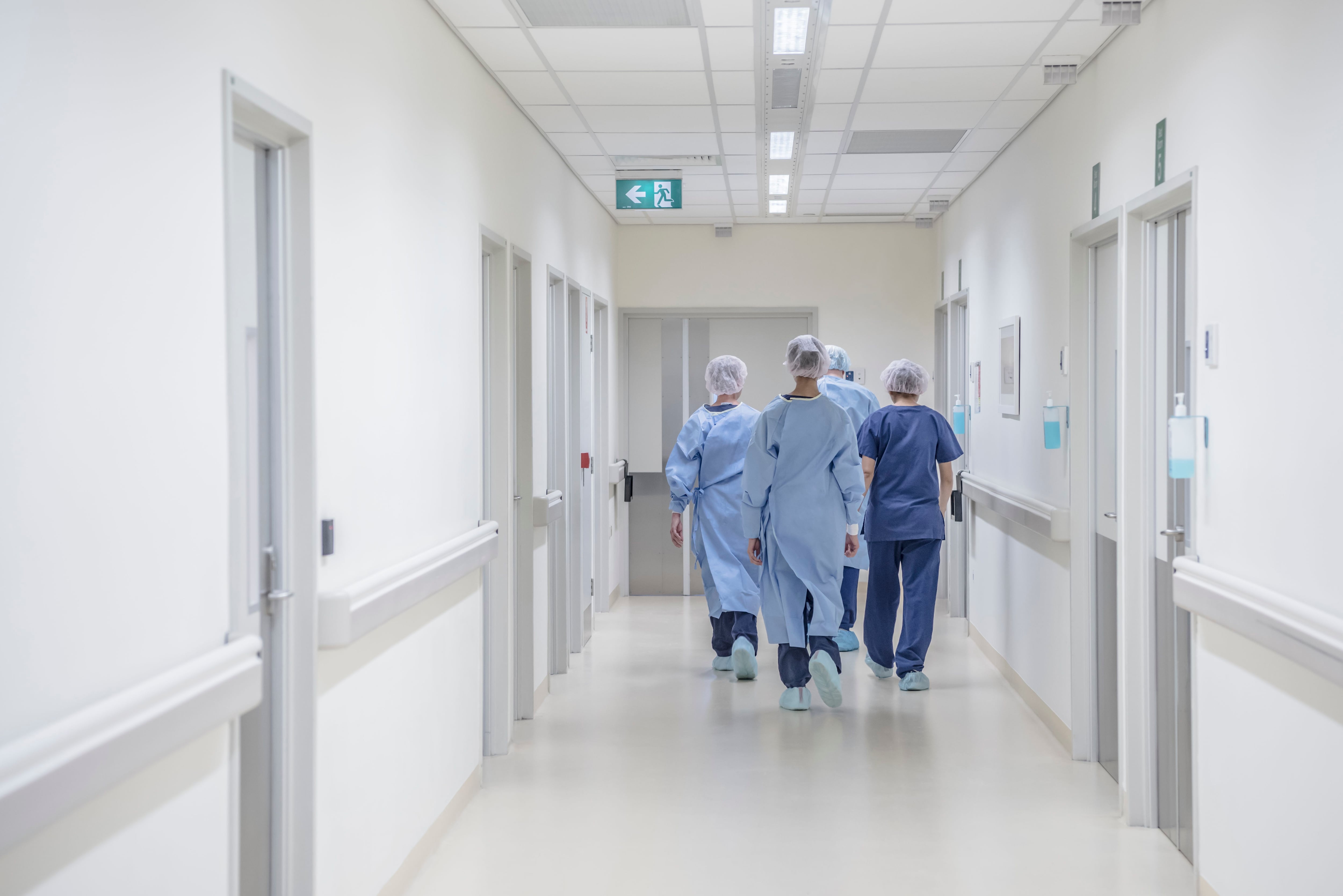 Médicos en un pasillo de un hospital