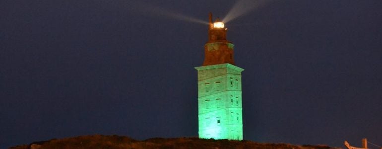 Torre de hércules de azul turquesa por el Día de la Lengua de SIgnos