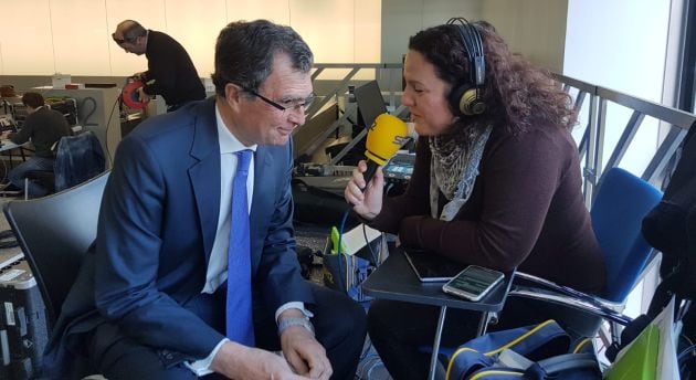 Maica Sánchez entrevista a José Ballesta, alcalde de Murcia, minutos después de la inauguración oficial del Aeropuerto Internacional Región de Murcia