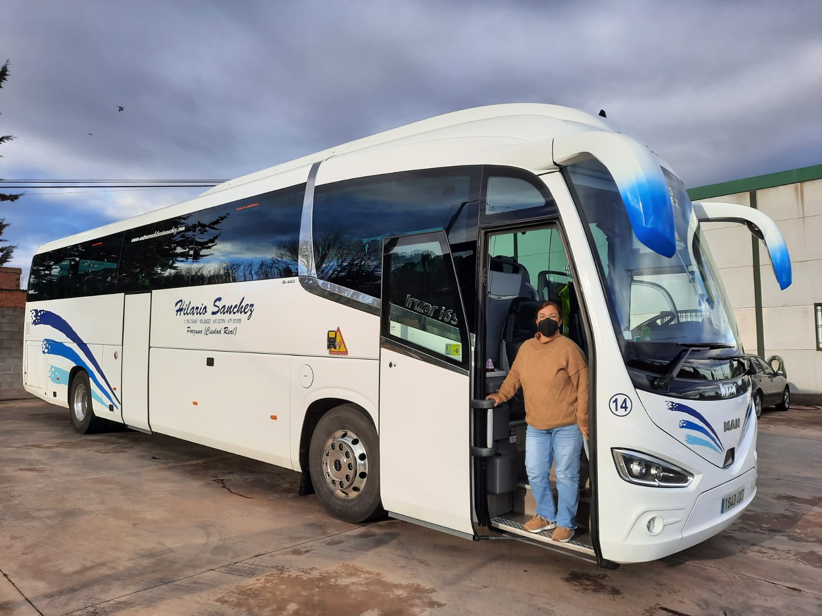 Ana Belén Sanchez Lorenzo, conductora de autobús y taxi