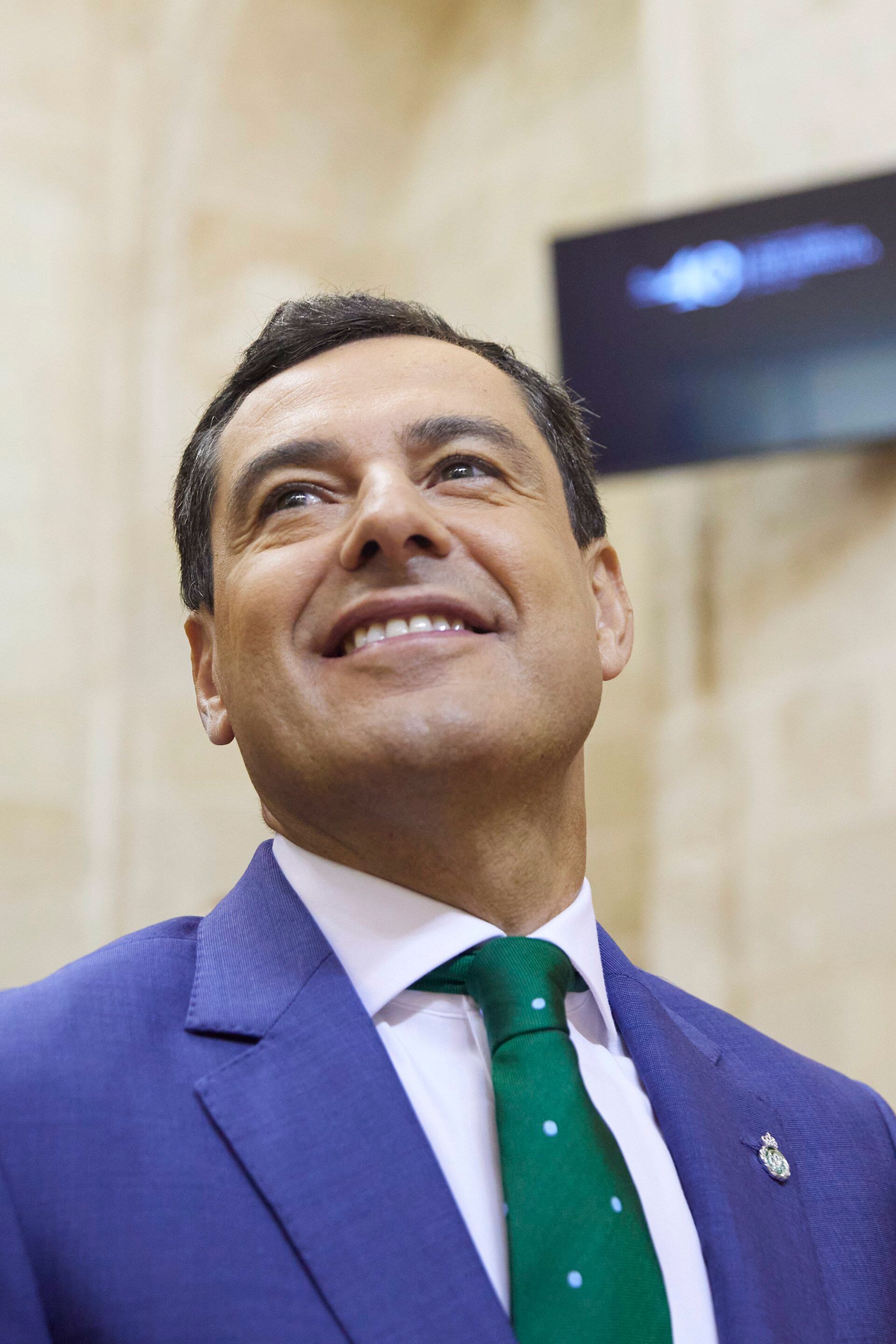 El presidente de la Junta de Andalucía, Juanma Moreno, durante la segunda jornada del debate de investidura del presidente de la Junta de Andalucía de la XII legislatura en el Parlamento de Andalucía.