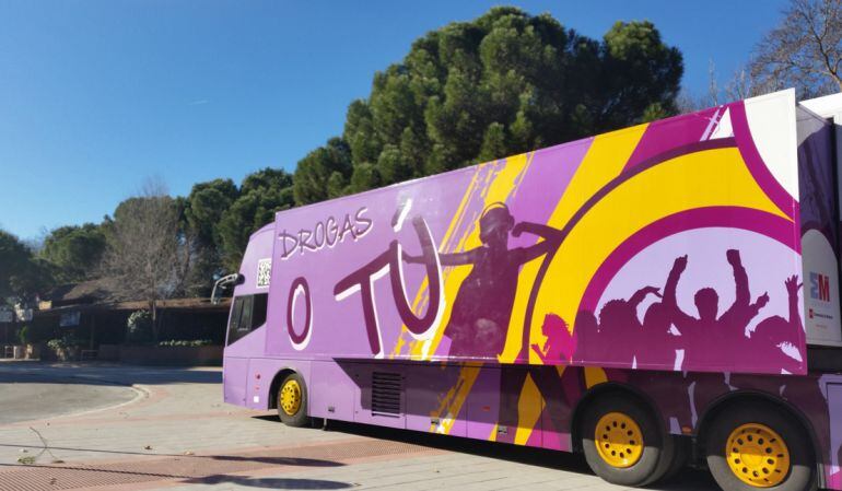 Las novedosas intalaciones de este bus muestran a los jóvenes los efectos negativos del consumo de drogas con un fin preventivo