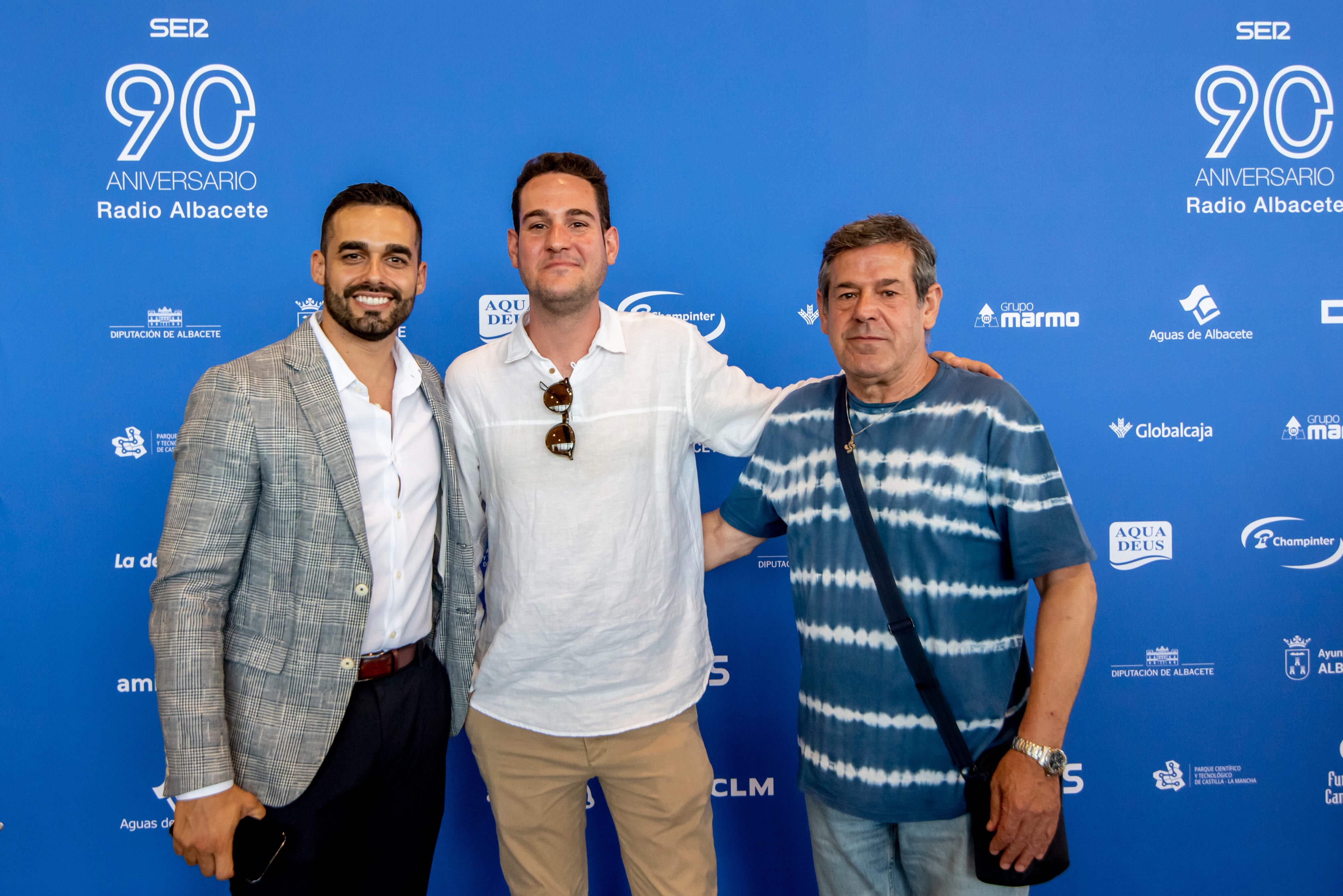 El jefe de ventas de Radio Benidorm, Cristian Terrón, y el periodista de Radio Benidorm, Jorge García, acompañado de su padre.