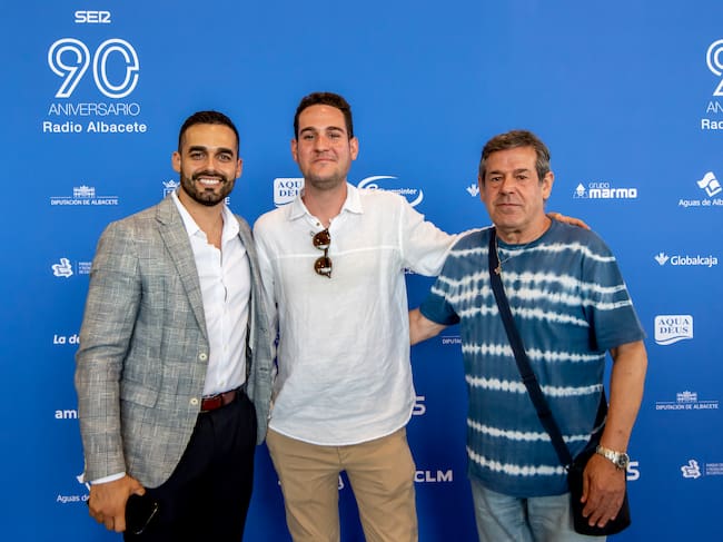 El jefe de ventas de Radio Benidorm, Cristian Terrón, y el periodista de Radio Benidorm, Jorge García, acompañado de su padre.