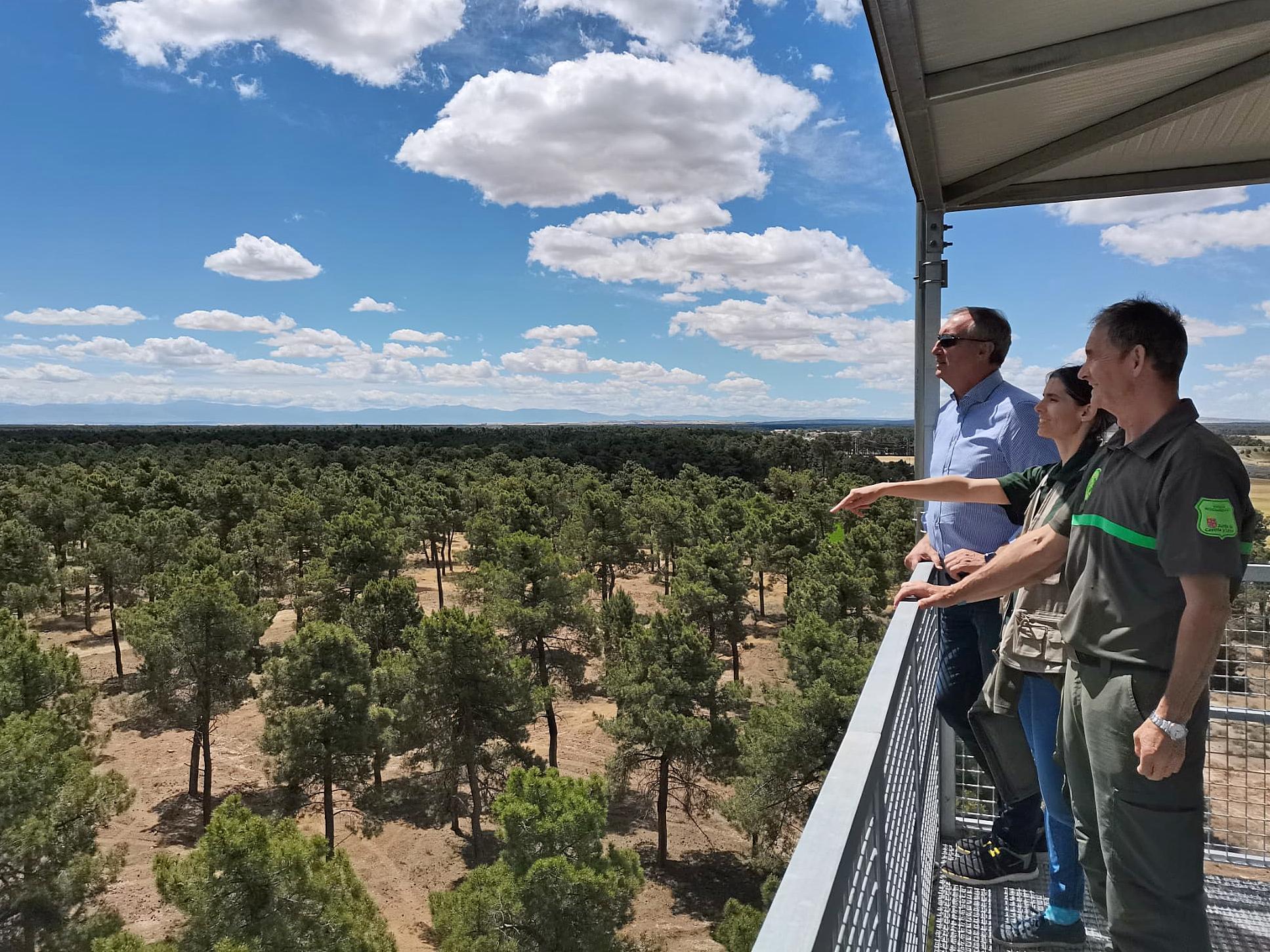 Visita del Delegado territorial de la Junta en Segovia a la nueva torre de vigilancia contra incendios de Gomezserracín