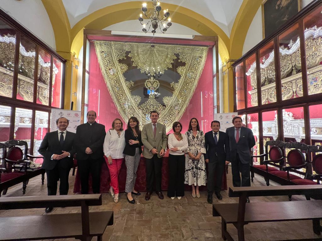 El hermano mayor de Los Estudiantes, en el centro de la imagen, junto a los colaboradores del programa de ayudas a universitarios sin recursos