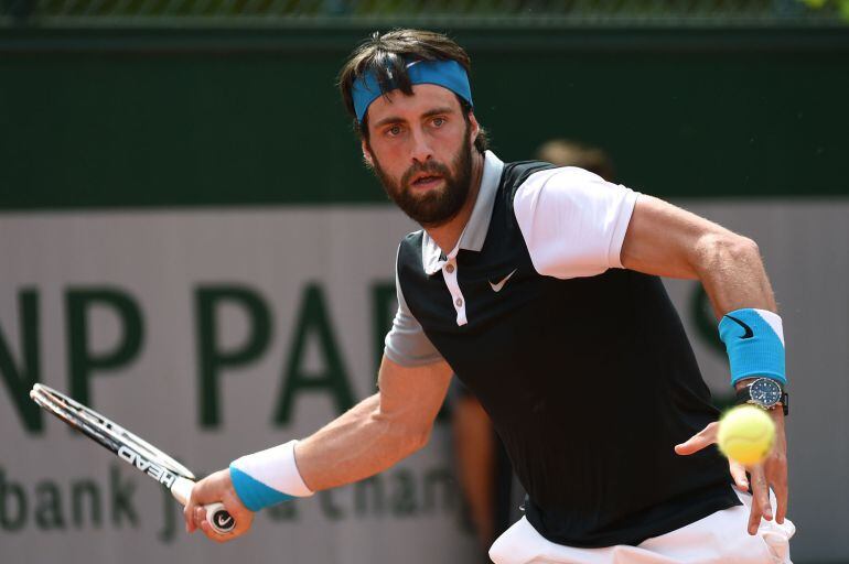 Nikoloz Basilashvili preparado para impactar la bola en su partido ante Thanasi Kokkinakis en Roland Garros