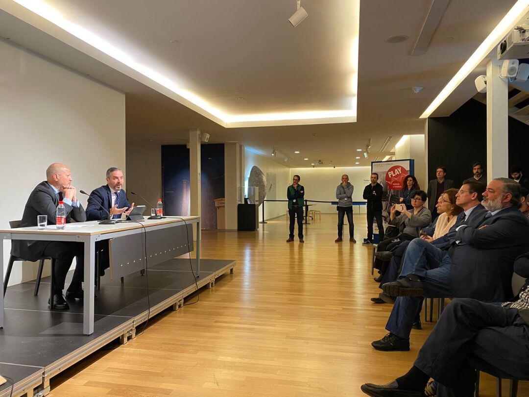 Los consejeros de Educación y Hacienda, Javier Imbroda y Juan Bravo, en rueda de prensa en el Parque de las Ciencias de Granada ante el delegado de la Junta en Granada y el alcalde de Granada, entre el público