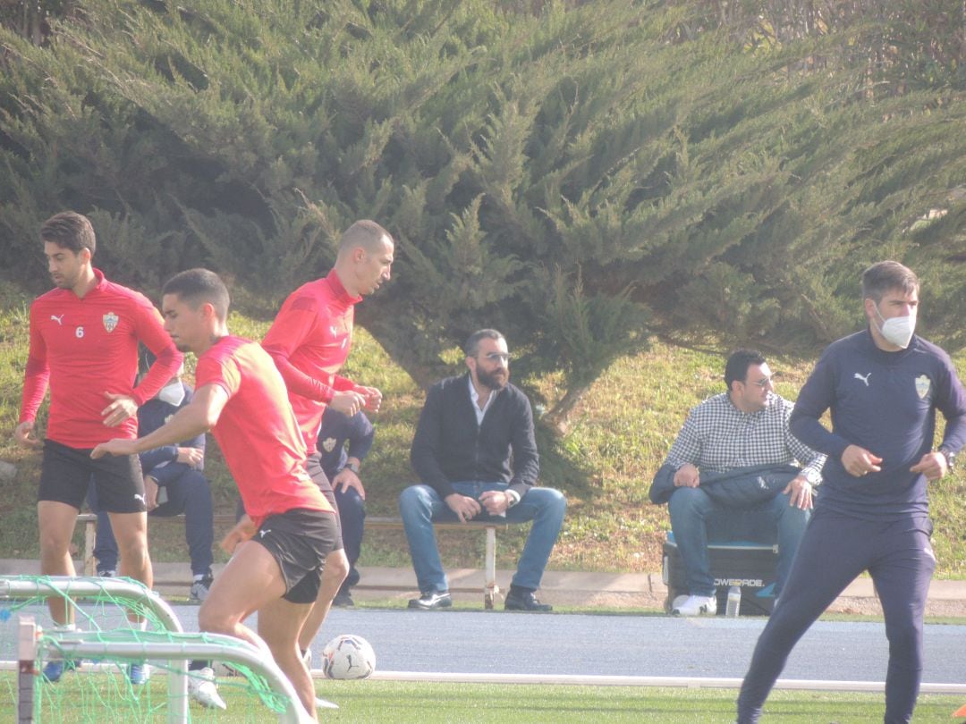 Mohamed El Assy siguiendo el entrenamiento del equipo.