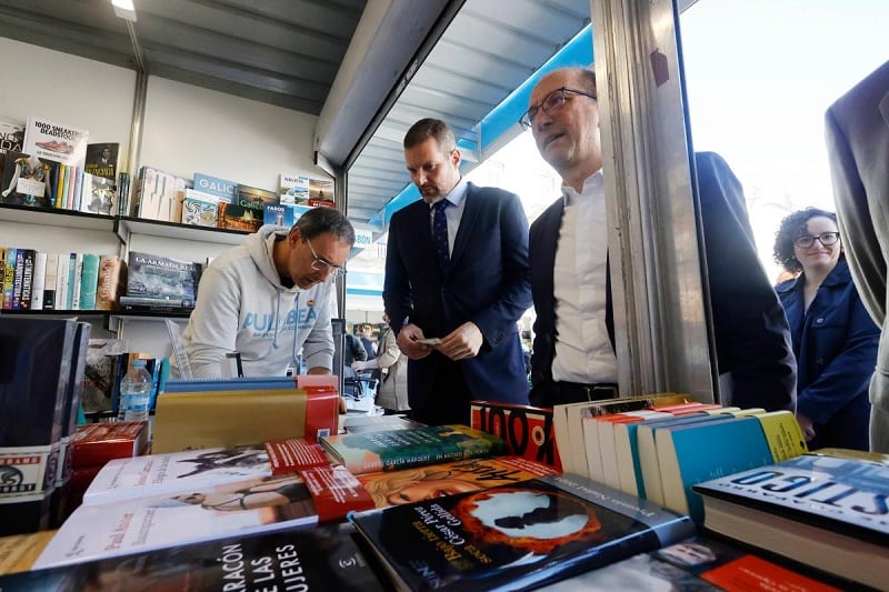 El conselleiro de Cultura en su visita a la feria del libro de Ferrol (foto: Xunta)