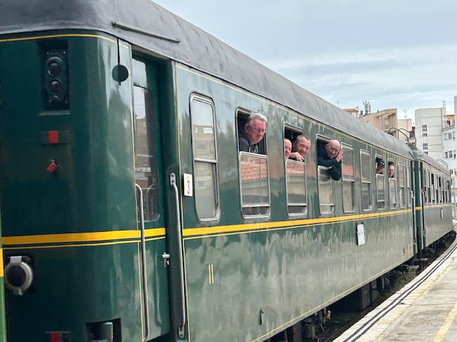 Los viajeros del tren especial saludando antes de bajar al andén de la estación de Alcoy.